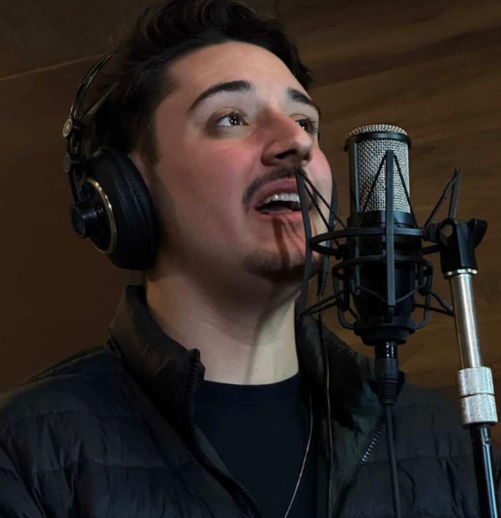 No último final de semana, o cantor Felipe Dorini deu início oficialmente à sua trajetória musical com o lançamento de seu primeiro single, "Nessas Horas", já disponível em todas as plataformas digitais. A faixa é um cover do sucesso de Matheus e Kauan, e o clipe pode ser assistido no canal oficial de Dorini no YouTube.