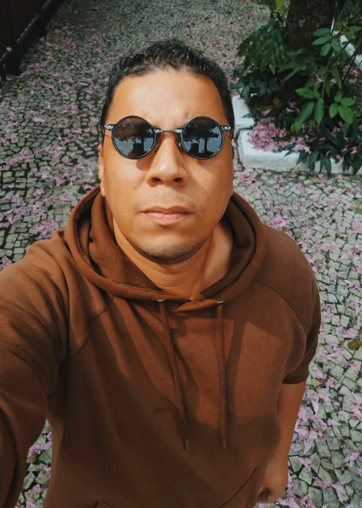 Rodrigo Teísta lança EP "No Jardim dos Girassóis"