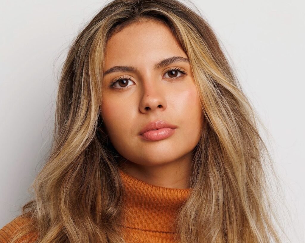 Atriz brasileira Mariana Lewis interpreta Glimmer em adaptação teatral de "Jogos Vorazes", em Londres