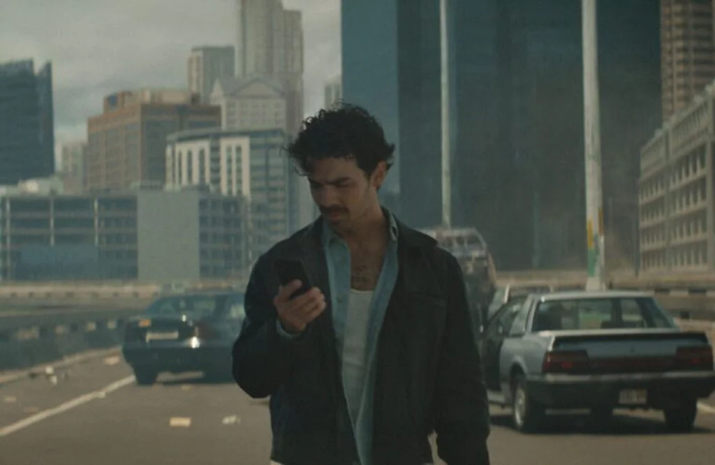 Joe Jonas estrela nova campanha da Heineken incentivando conexões presenciais