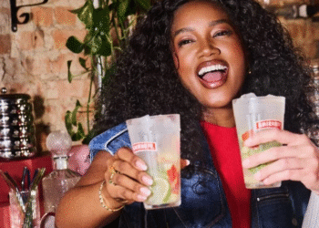 A vodka Smirnoff apresenta a série digital “Caipi feat. Iza”, que estreia em agosto e promete dar um upgrade em um dos drinks mais amados do Brasil