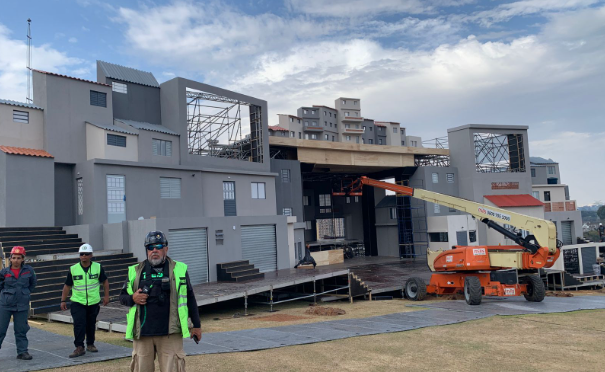 MC Hariel faz audição de novo álbum no The Town 2025 | Palco Quebrada em processo de montagem. 