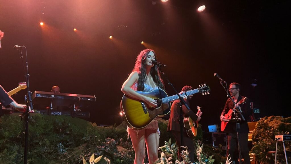 Kacey Musgraves conecta country e pop em apresentação marcante em São Paulo