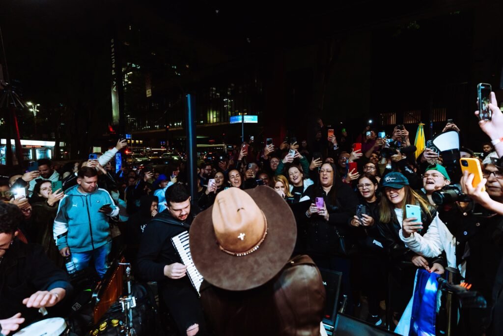 Lauana Prado realiza pocket show surpresa na Avenida Paulista e lança novo álbum