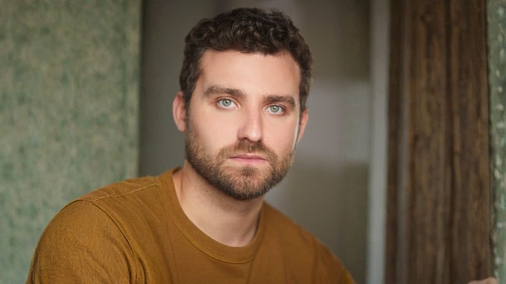 Claudio Olegario vive destaque nos EUA com teatro, séries e novo livro autoral