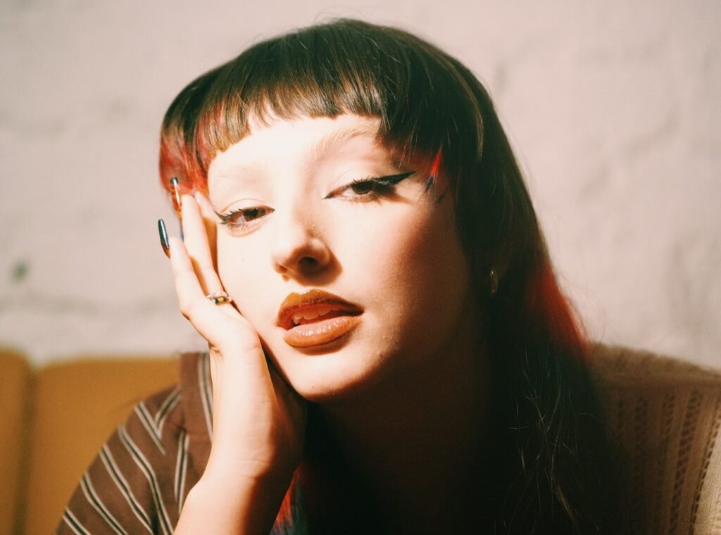 Jenni Mosello destaca vivências e inspirações por trás de suas colaborações musicais

