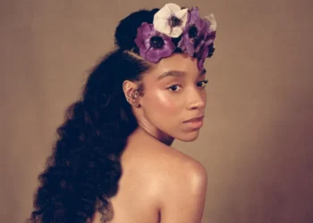 Lianne La Havas volta ao centro das atenções com o lançamento de “Disarray”, seu novo single já disponível em todas as plataformas digitais.