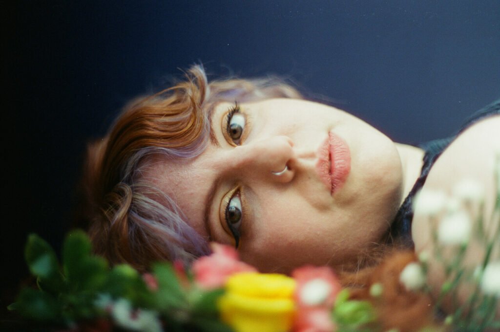 Tuany lança single “Cura” com influências de Rita Lee, Mutantes e Secos & Molhados