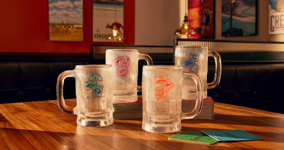 Outback lança promoção de canecas que premiará clientes com edição ilustrada em ouro