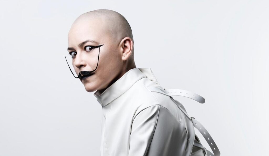 Depois da colaboração explosiva com Nasi e Thaíde em “Chega!”, a cantora e guitarrista Nanda Moura volta com um novo ataque sonoro.