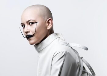 Depois da colaboração explosiva com Nasi e Thaíde em “Chega!”, a cantora e guitarrista Nanda Moura volta com um novo ataque sonoro.