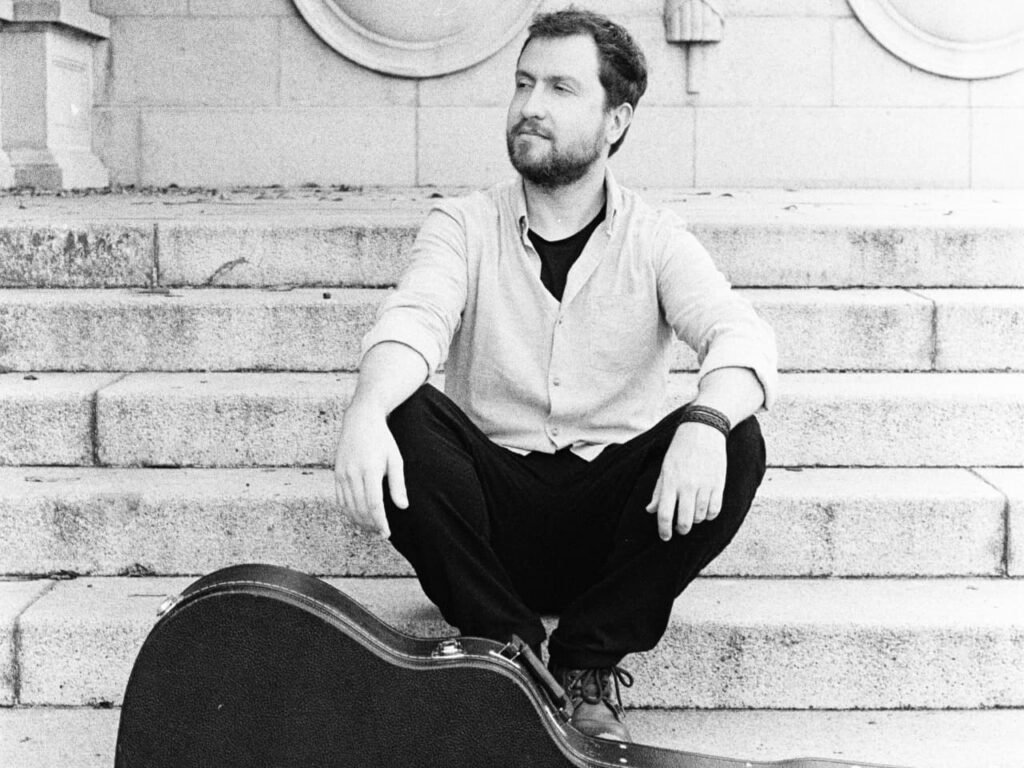 Faixa a faixa de Mayfly revela a fase mais folk de Pedro Vulpe; confira