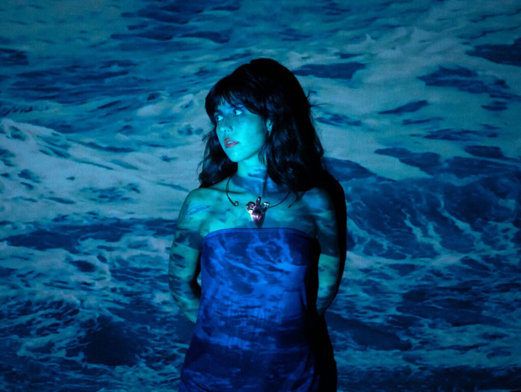 Com “Juventude Frágil”, Marela transforma vivências femininas em poesia e força