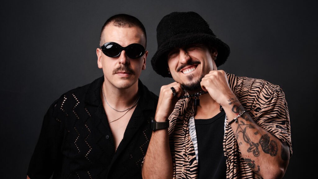 Duo Papi mistura pop, funk e latinidades em “Cordão Prada”