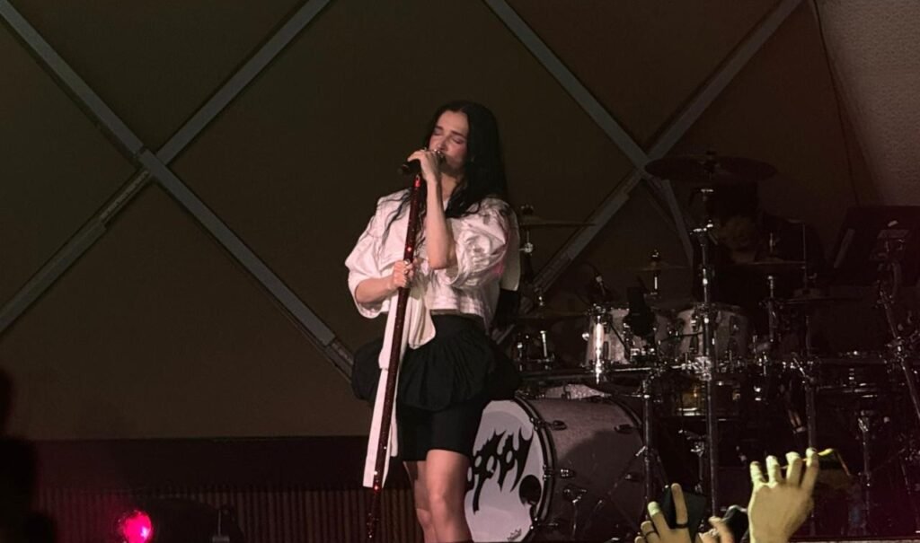 Poppy leva o universo de "Negative Spaces" para sua primeira apresentação solo no Brasil