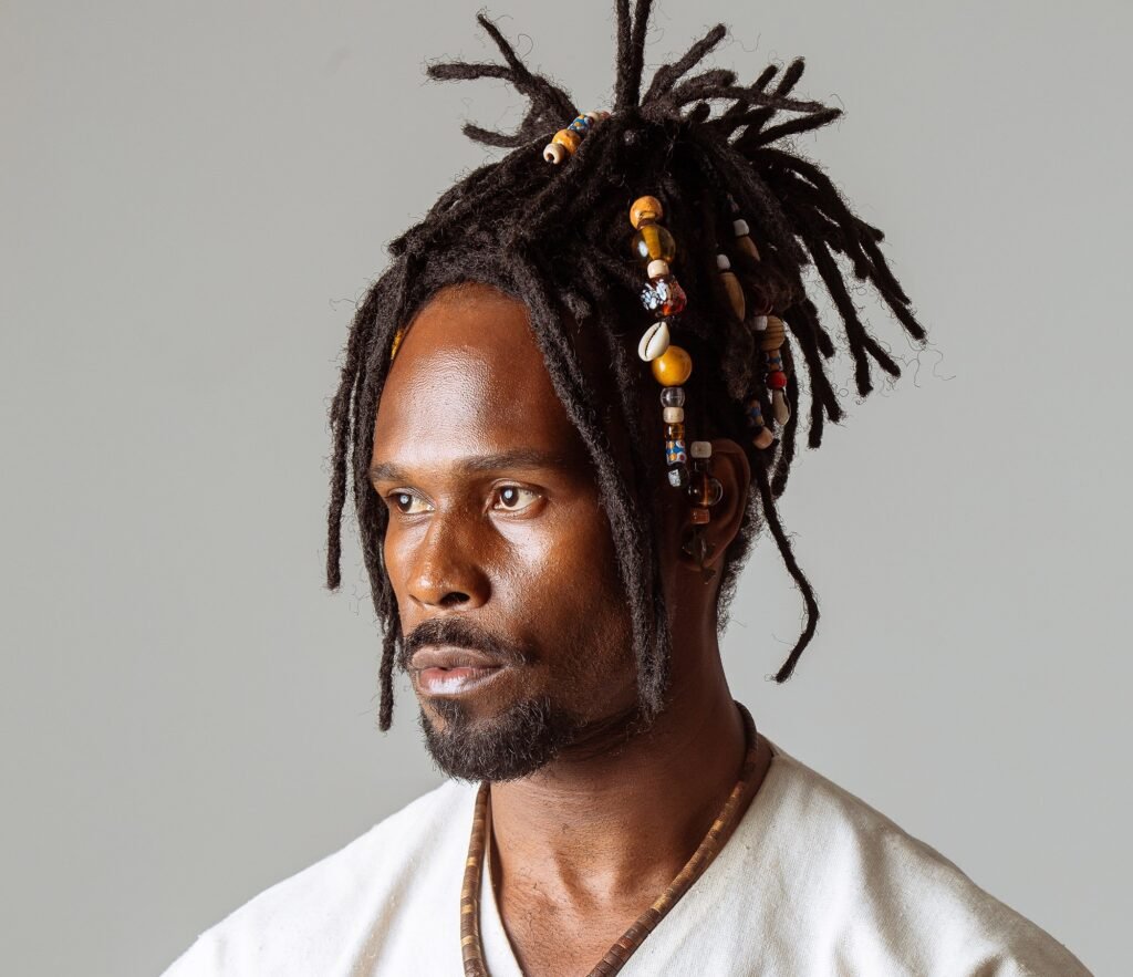 Paulo Guidelly volta aos palcos com o espetáculo “Contos Negreiros do Brasil”