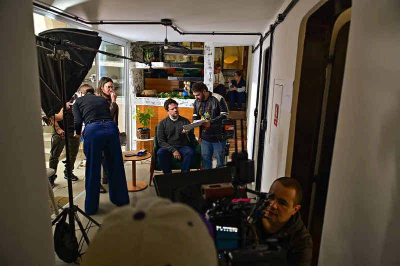 Selton Mello mostra bastidores da nova campanha de Natal da Lacta