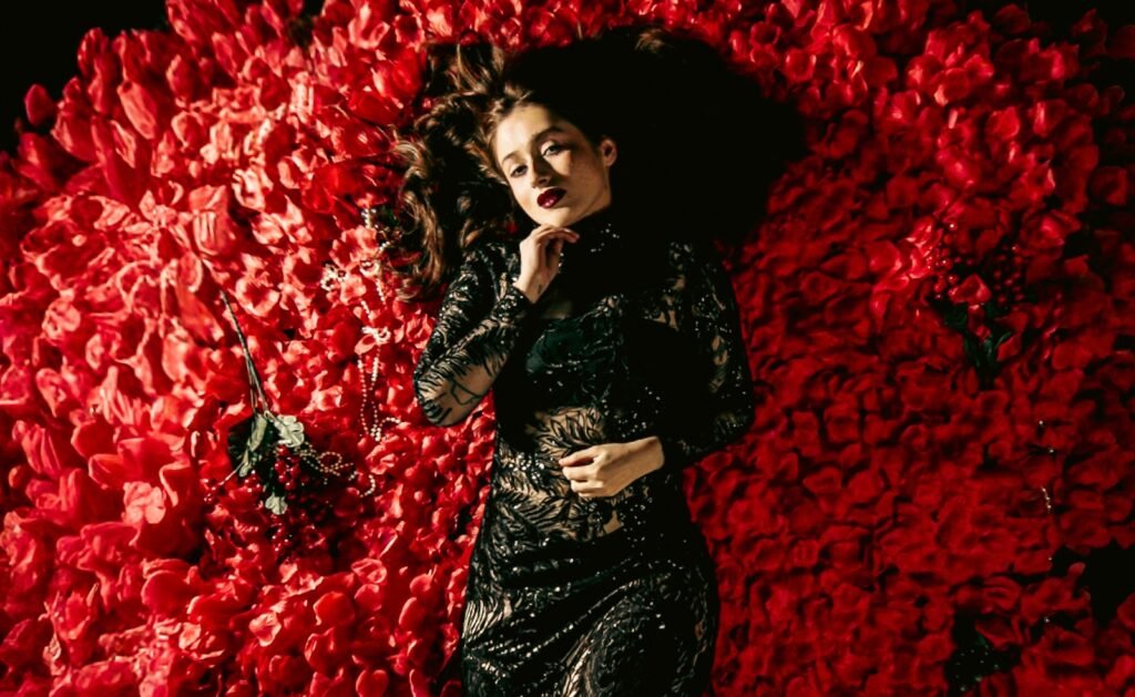 Em entrevista, Carolina Severo revela detalhes sobre o novo single "Velho Vinho Doce"