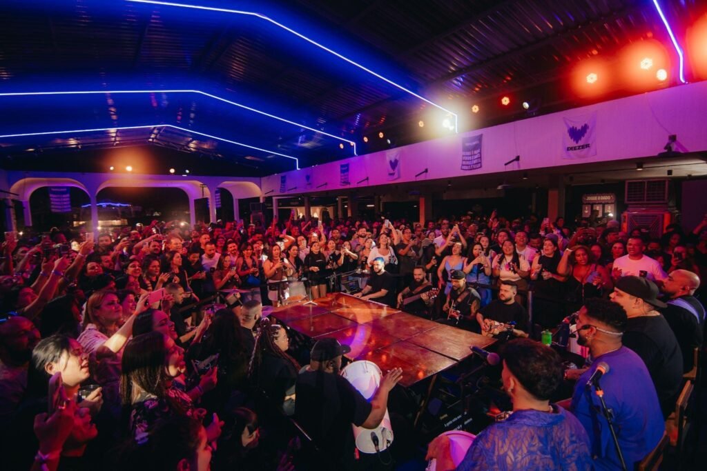 Em show exclusivo e intimista, Grupo Menos é Mais comanda a segunda edição do Purple Door da Deezer