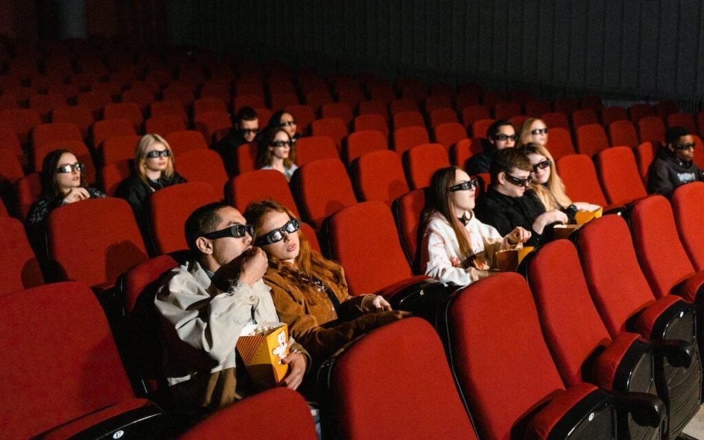 O retorno do cinema retrô: por que a juventude está redescobrindo a clássica tela grande