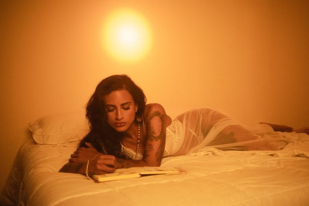 Day Limns inicia fase solar com o single "Sol" após 7 anos de reinvenção