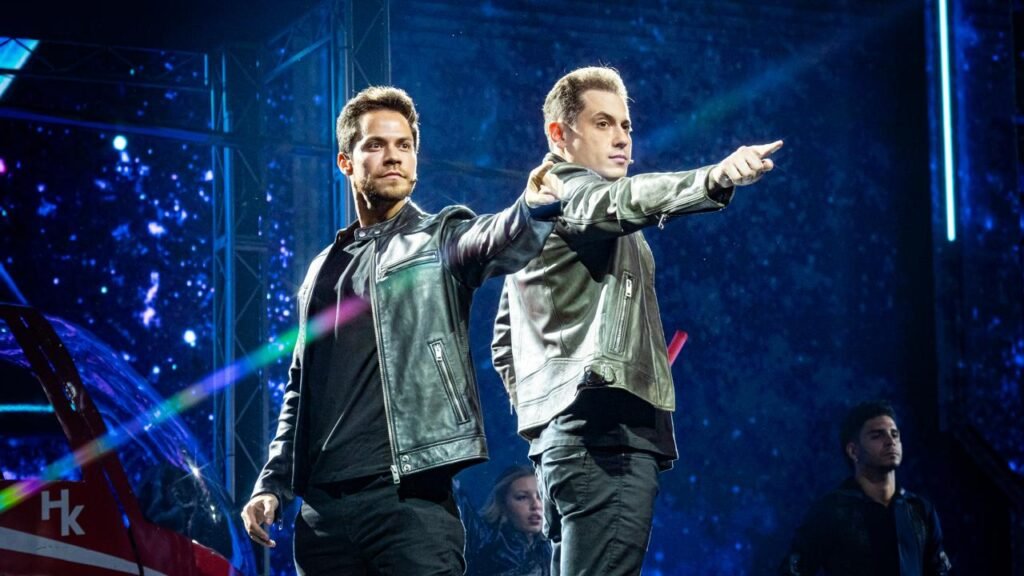 SBT exibe "Henry e Klauss: Mestres da Mágica" como atração especial de férias