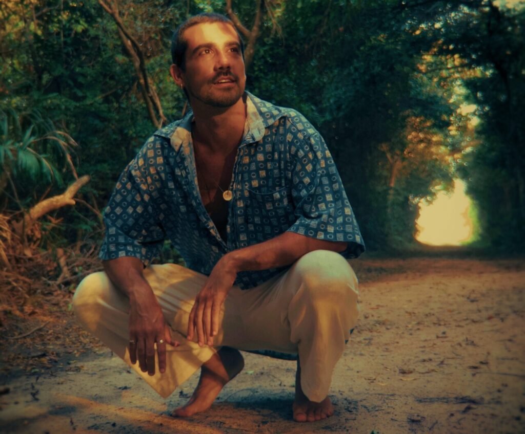 Serenno lança o EP “Corda ~ Bamba” em reverência ao samba e às raízes da música brasileira