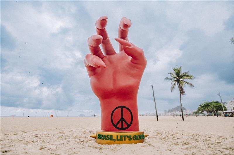 Spotify inaugura escultura em Copacabana em homenagem aos fãs de Lady Gaga