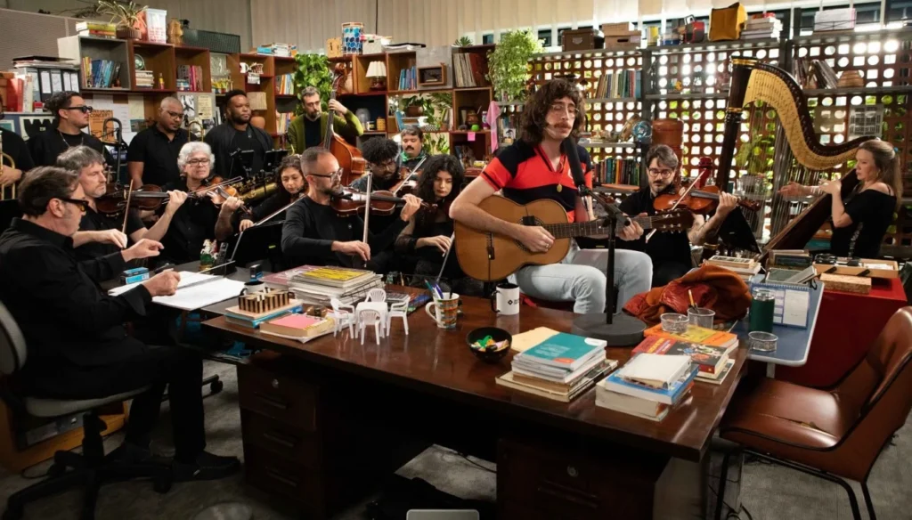 Tim Bernardes revisita “Mil Coisas Invisíveis” com orquestra no Tiny Desk Brasil