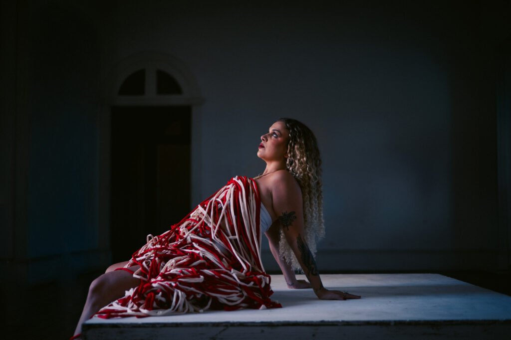 Cali estreia álbum “Trama” e costura desejo, raízes e potência feminina