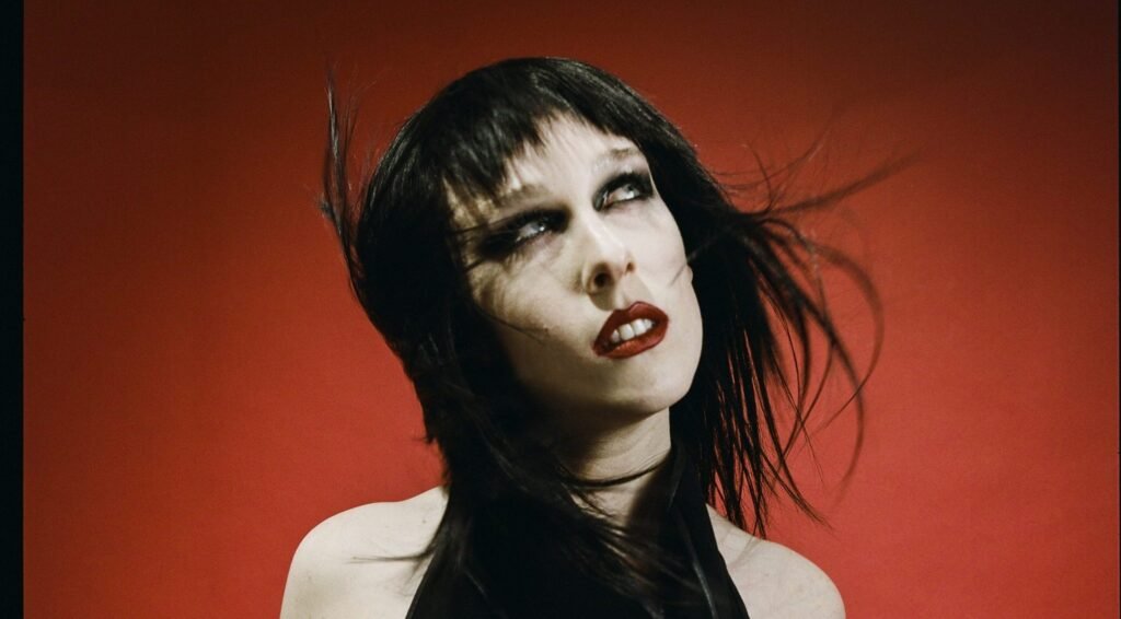 Allie X leva a era “Girl With No Face” aos palcos brasileiros em 2026