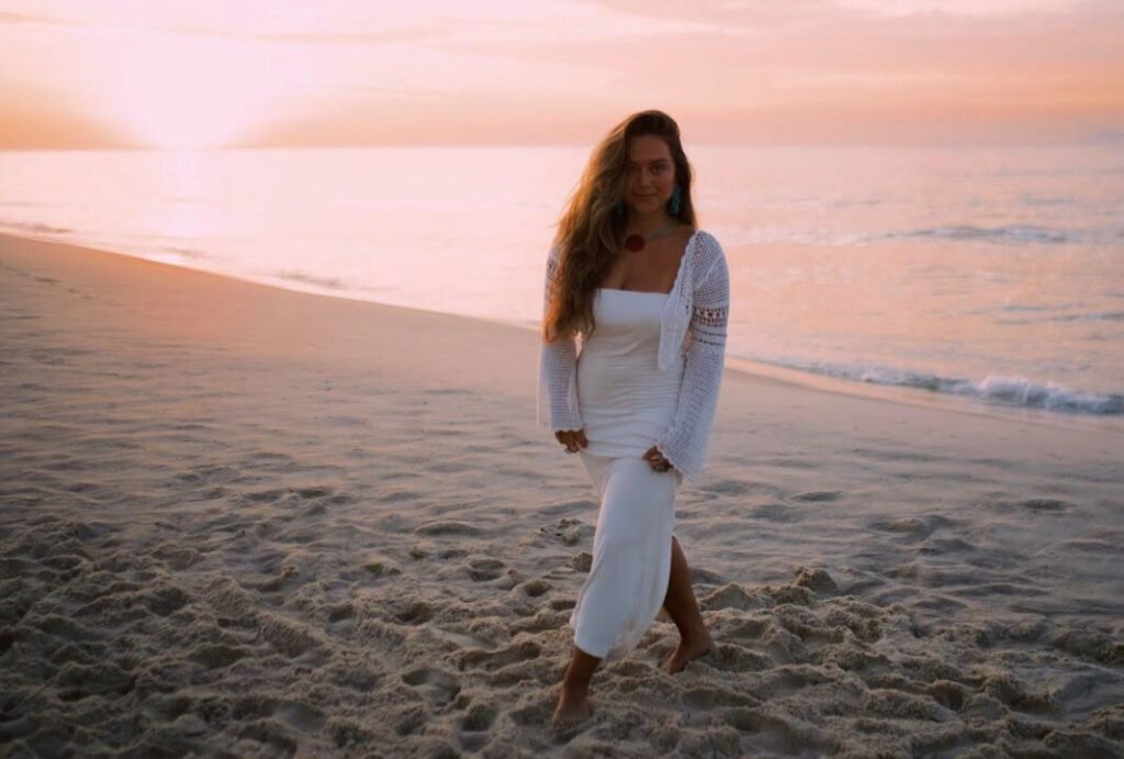 “Ganda Vibe” reforça fase mais leve e espontânea de Lara Estelita no álbum “10/10”; confira a letra