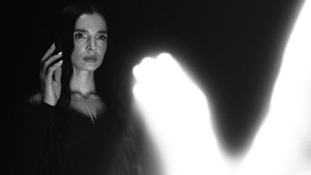 Crítica: Poppy, "Empty Hands"