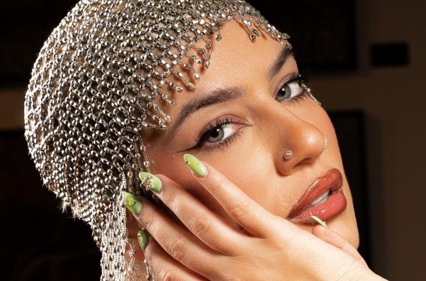 Com "a1", Clau apresenta fase mais orgânica e confessional de sua nova era