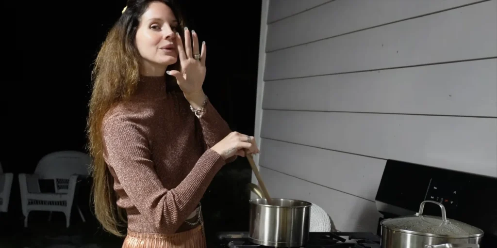 Lana Del Rey usa referência a Sylvia Plath para redefinir sua persona em “White Feather Hawk Tail Deer Hunter”