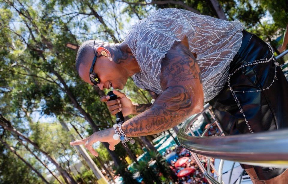 Léo Santana retorna ao Carnaval de Rua de SP com o "Vem com o Gigante"