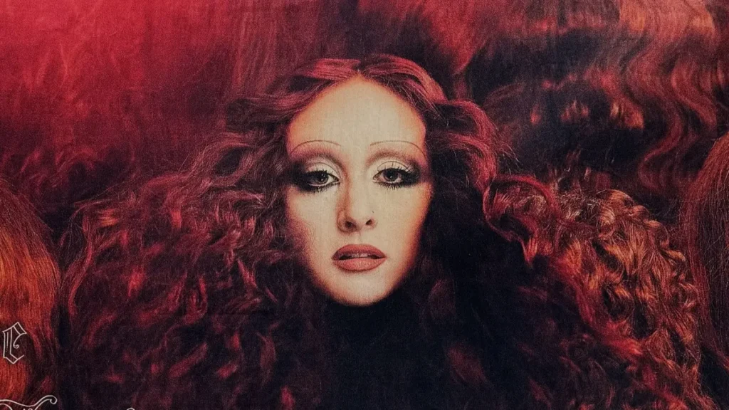 Chappell Roan faz sua estreia no Brasil levando ao Lollapalooza o pop mais teatral da nova geração