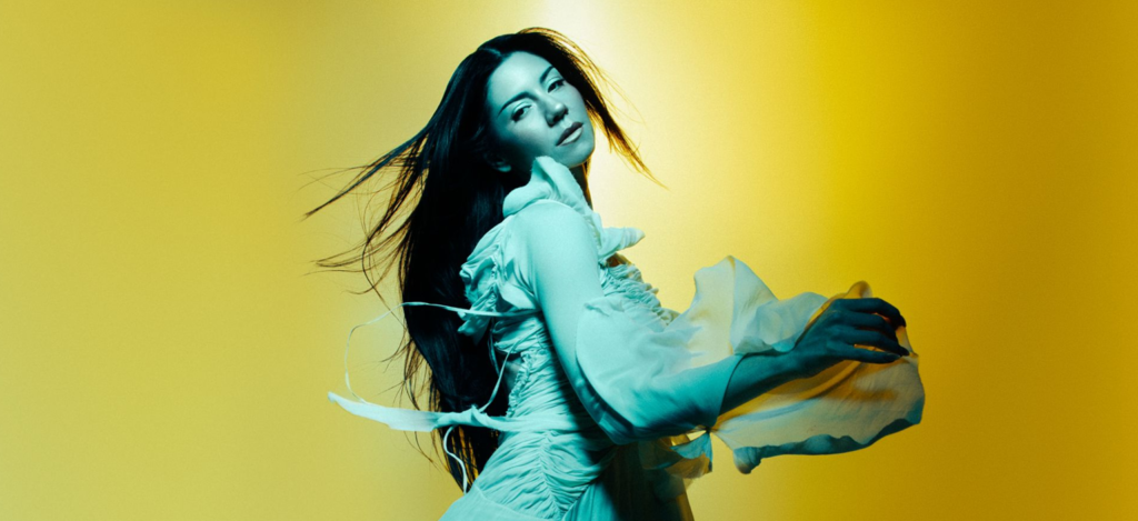 Marina volta ao Brasil com pop maximalista e controle total da própria carreira