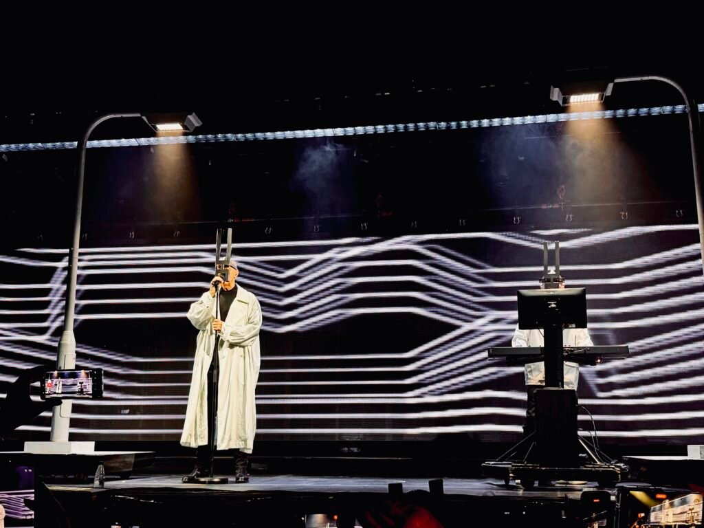 Pet Shop Boys celebra 40 anos de hits com show hipnótico em São Paulo