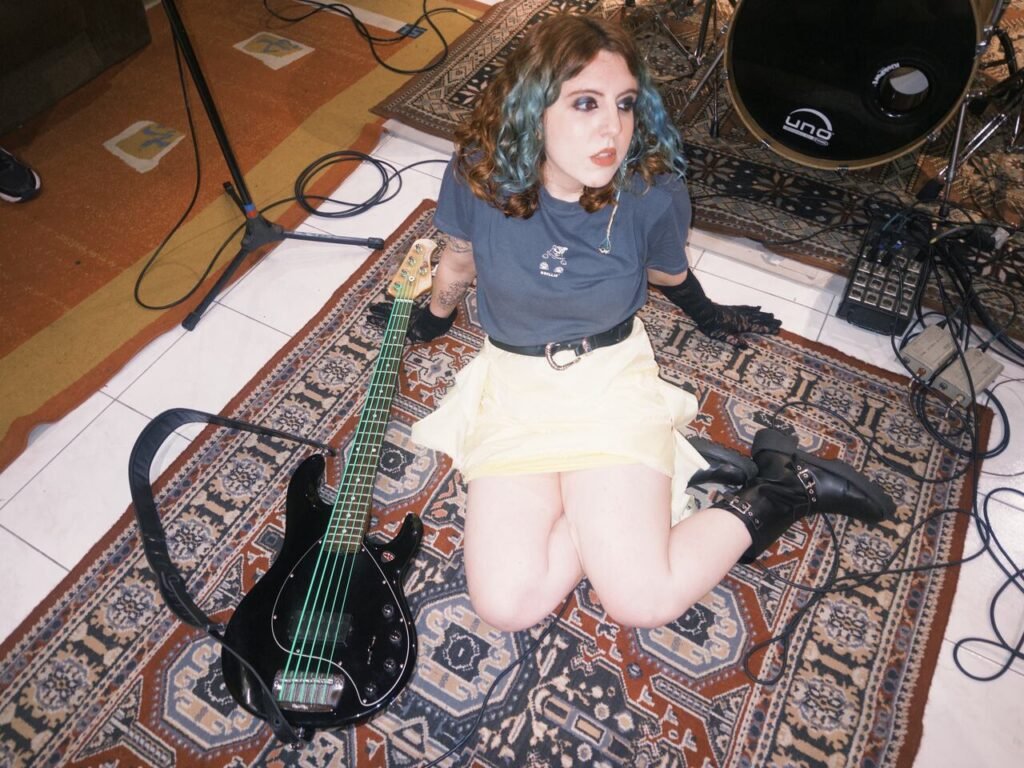 "Deito e Choro": Tuany transforma caos emocional em single energético