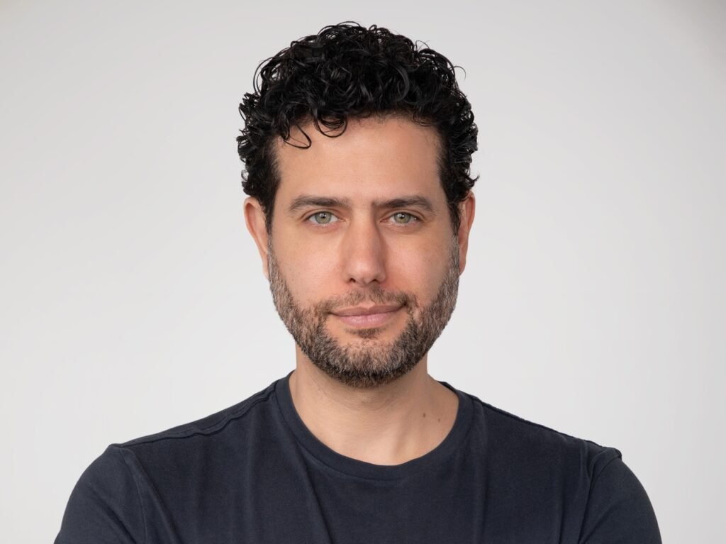 Velson D’Souza retorna ao teatro com montagem intimista de "Oleanna"