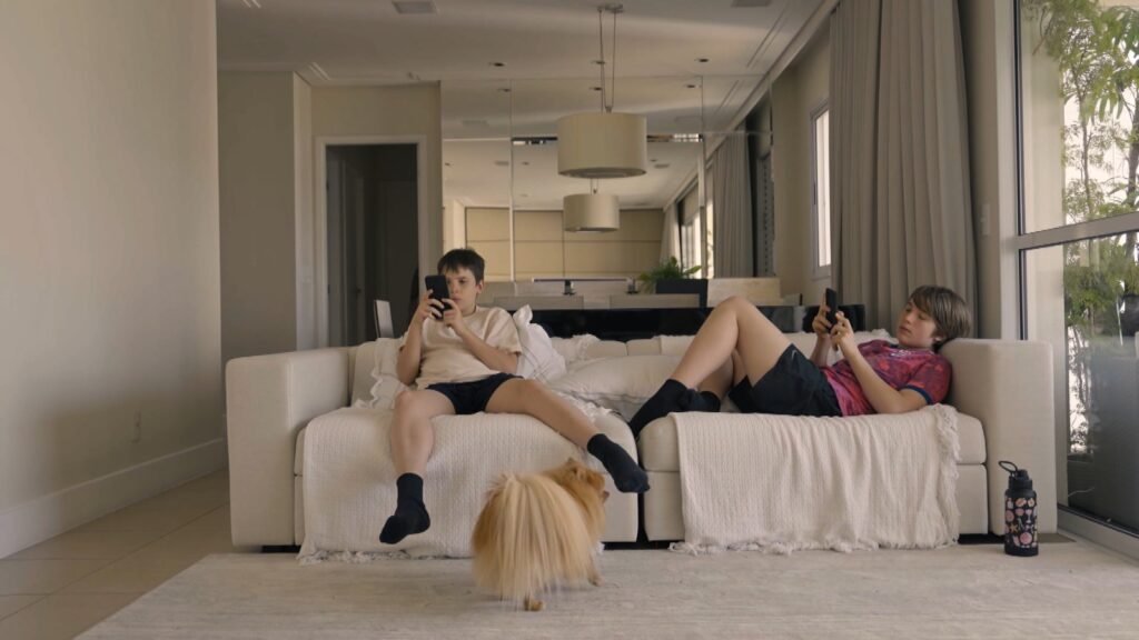 “Anatomia do Post” investiga impacto das redes sociais na saúde mental e segurança de jovens