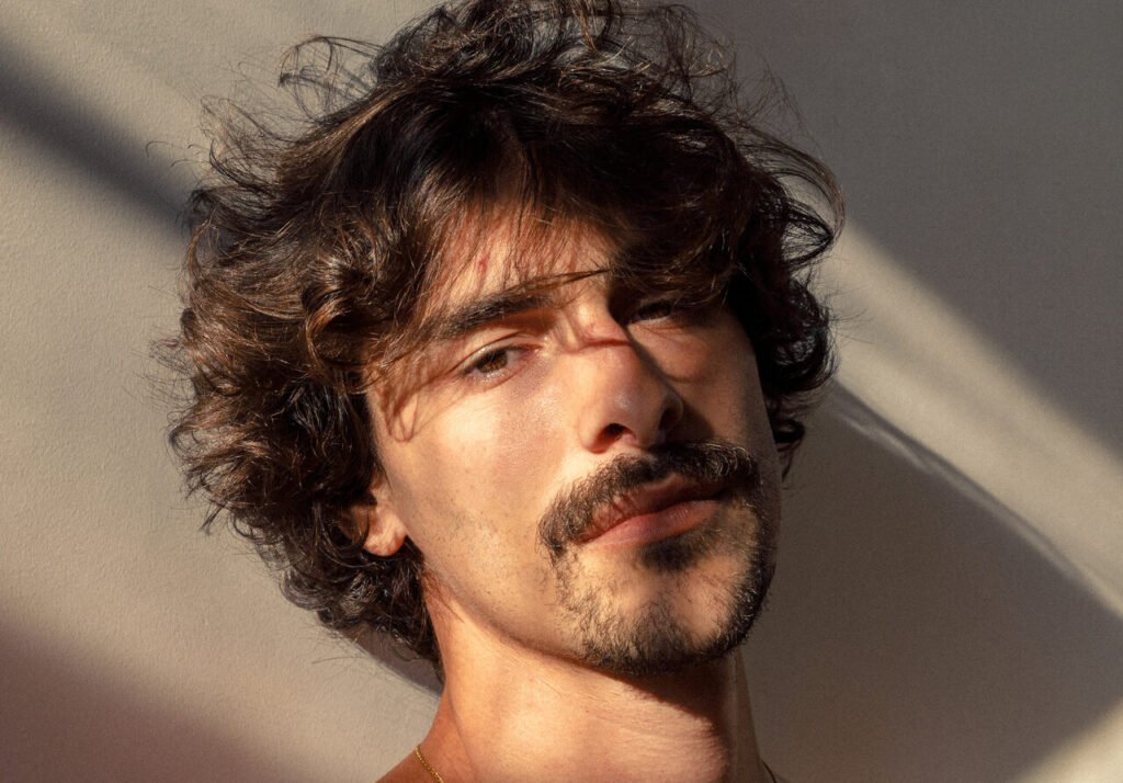 Bruno Montaleone volta ao papel de Ian Clarke em novo filme