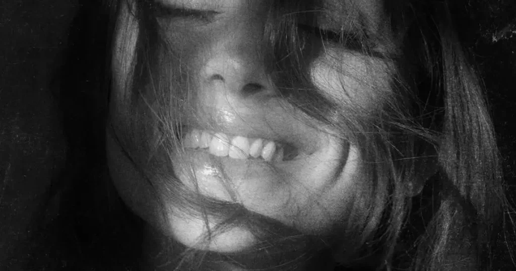 Ariana Grande anuncia álbum "Petal" com lançamento em julho