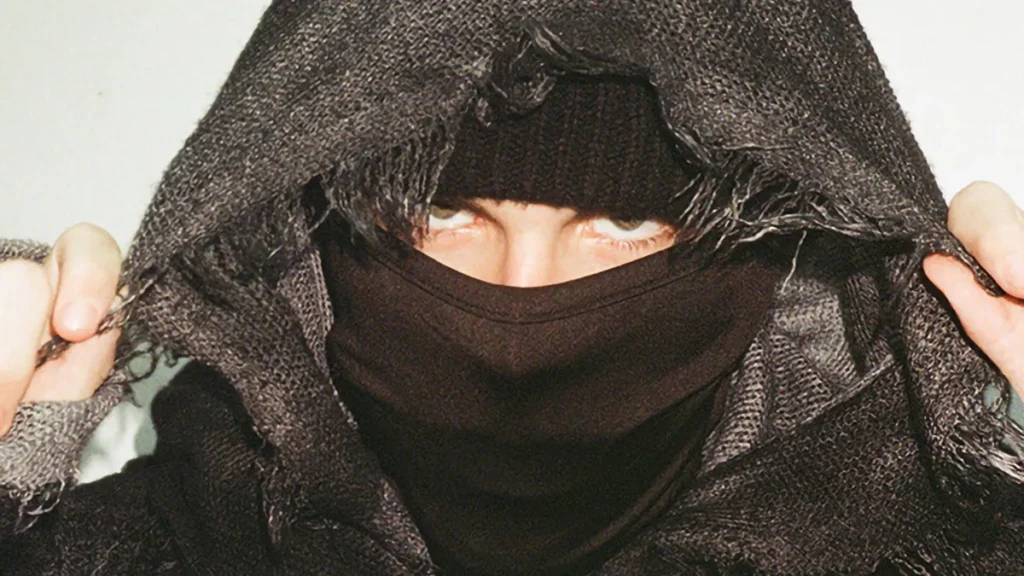 Rapper britânico EsDeeKid estreia no Brasil em maio