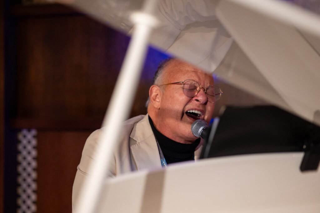 Guilherme Arantes recebe Medalha UBC em noite de homenagens em SP