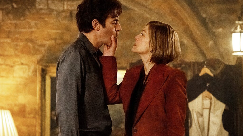 Rosamund Pike e Sacha Baron Cohen estrelam “Primeiro as Damas”