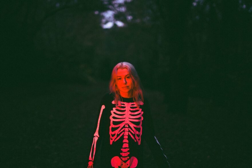 Phoebe Bridgers estreia como atriz em “Primetime”, filme com Robert Pattinson