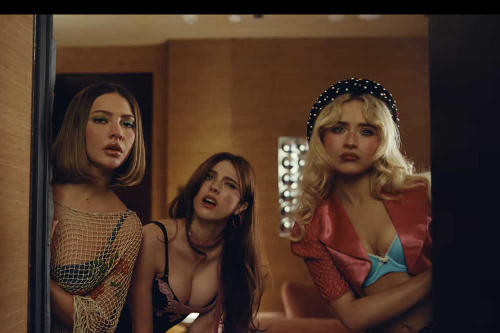 Sabrina Carpenter divulga vídeo oficial de "House Tour"