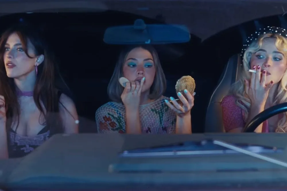 Sabrina Carpenter divulga teaser de "House Tour" com Margaret Qualley